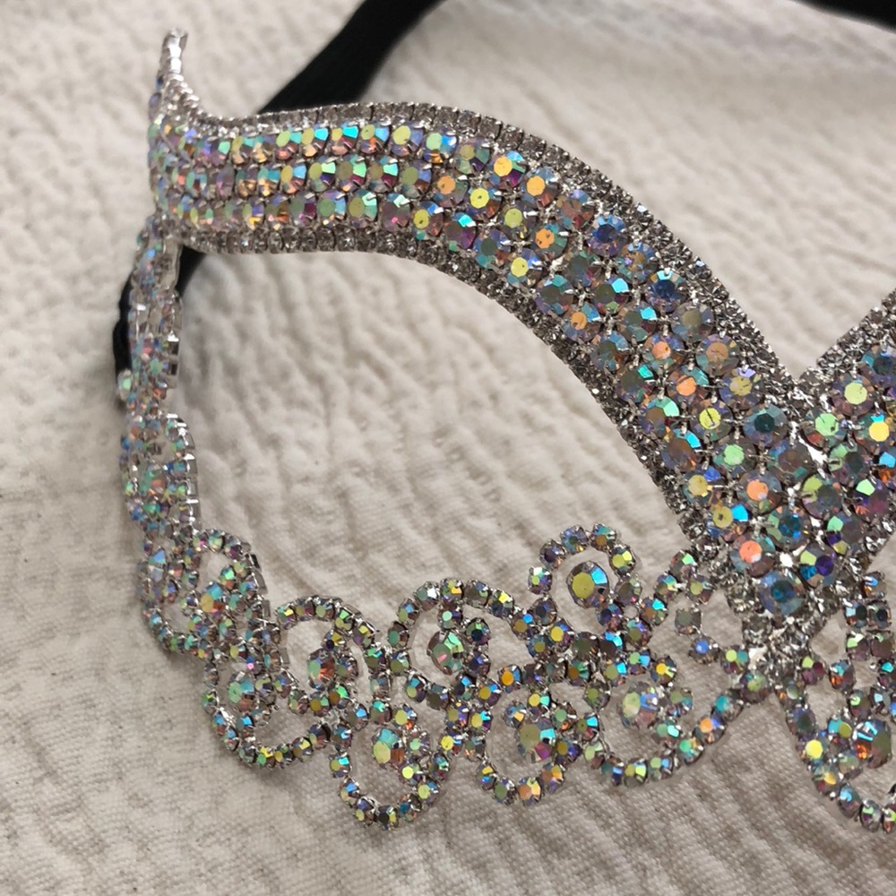 NATASHA ACCESSORIES Iridescent Crystal Eye Mask - Picture 3 of 3